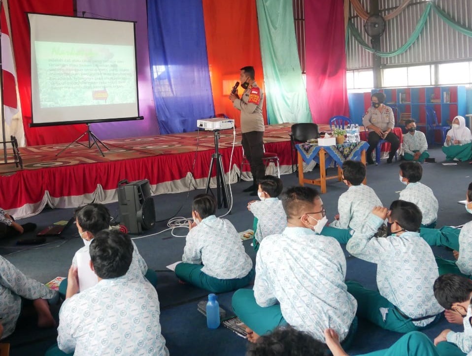 image Seminar Bahaya Narkoba dan Miras Bagi Pelajar SMPIT DAUROH Bersama Polsek Curug 