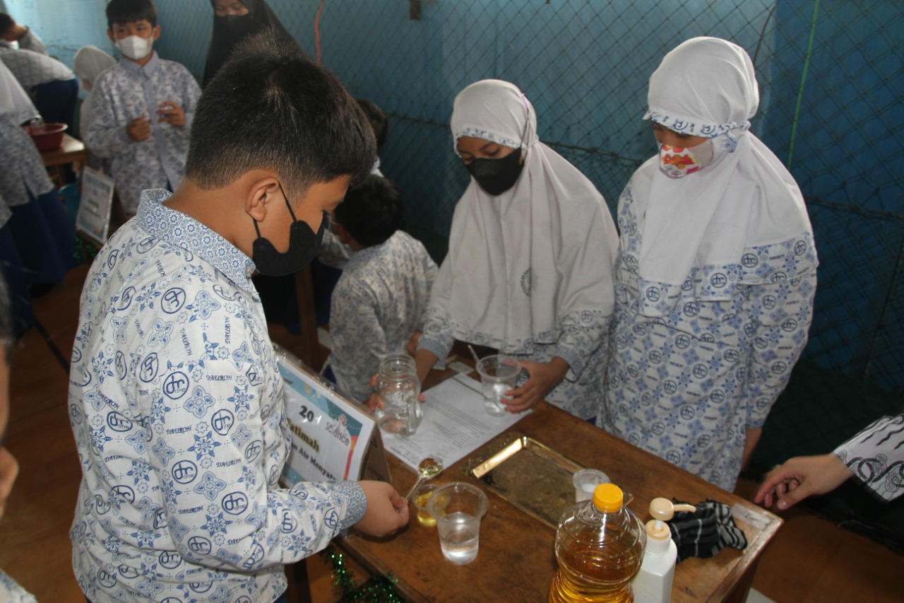 The Wonder of Science. SDIT Dauroh menyelenggarakan Kegiatan Science Day