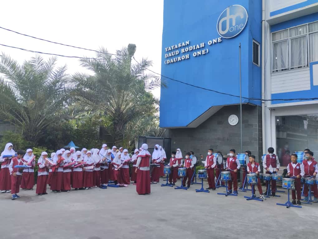 Diiringi Tim Marching Band, SDIT Dauroh Melaksanakan Kegiatan Upacara