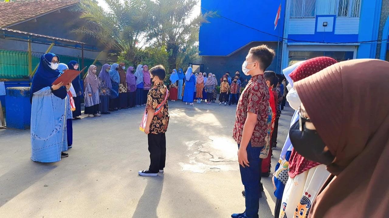 image SDIT Dauroh Gelar Upacara Memperingati Hari Batik Nasional